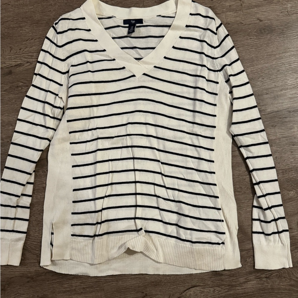 Gap long sleeve v neck sweater size medium